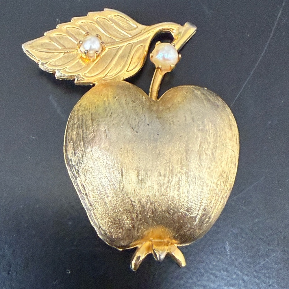 Vintage Brooks Apple Brooch Pin Gold Tone Faux Pearl Textured 2 Inch Estate